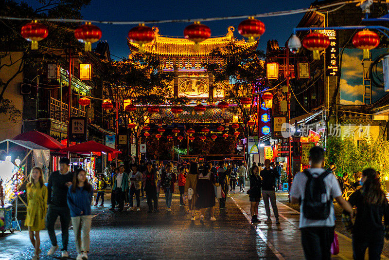 美丽的街景官渡古镇与大门和中国灯笼在晚上在云南昆明