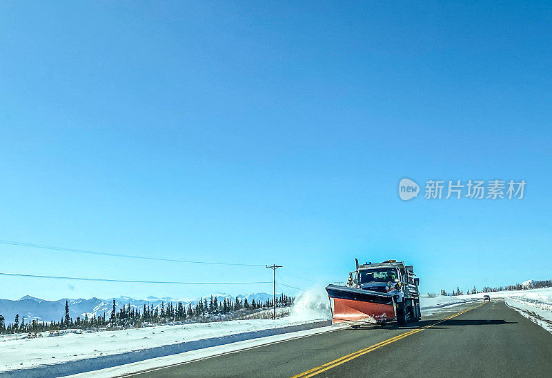 冬季道路上的扫雪机