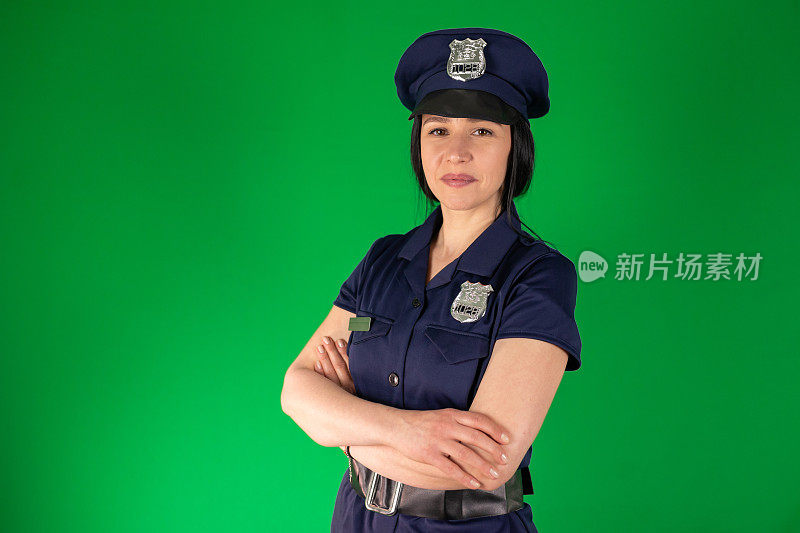 迷人的中年女警官，骄傲地穿着她的制服