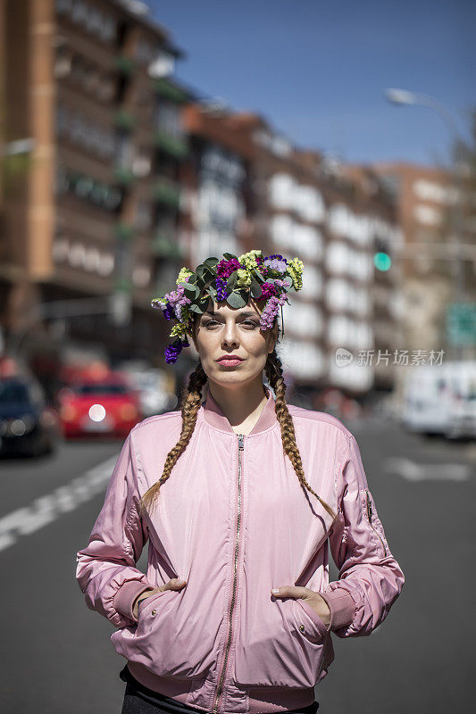 一个三十多岁的女人走在街上，头上戴着花。