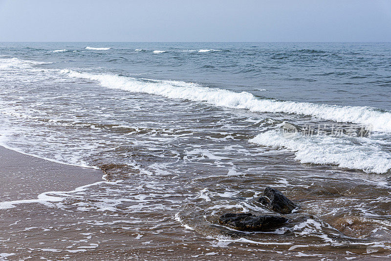 海浪拍打着海岸