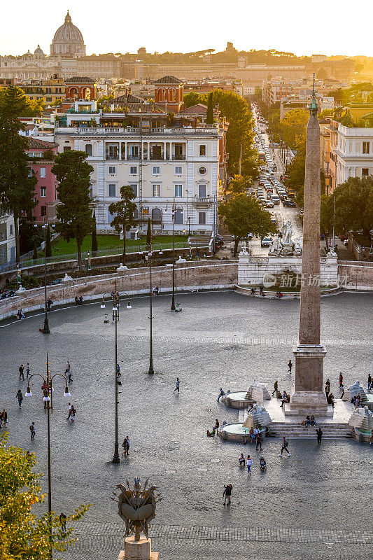 从罗马历史中心的平西奥花园看到的波波罗广场令人惊叹的日落