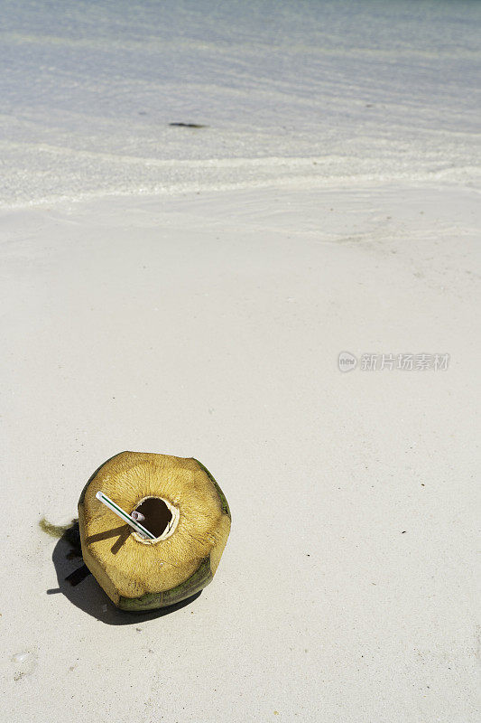 海滩上的新鲜椰子