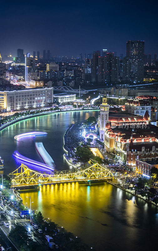 天津海河的夜晚在中国