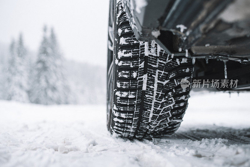 雪覆盖的道路与汽车车轮