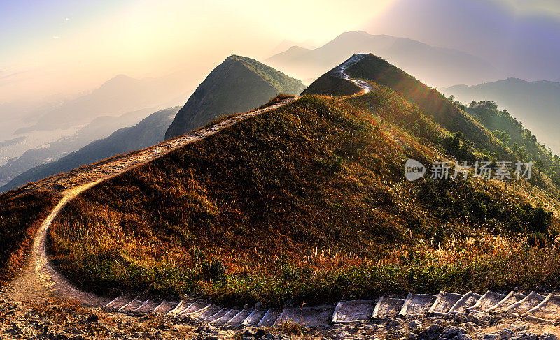 阳光照在万国山和金字塔山上