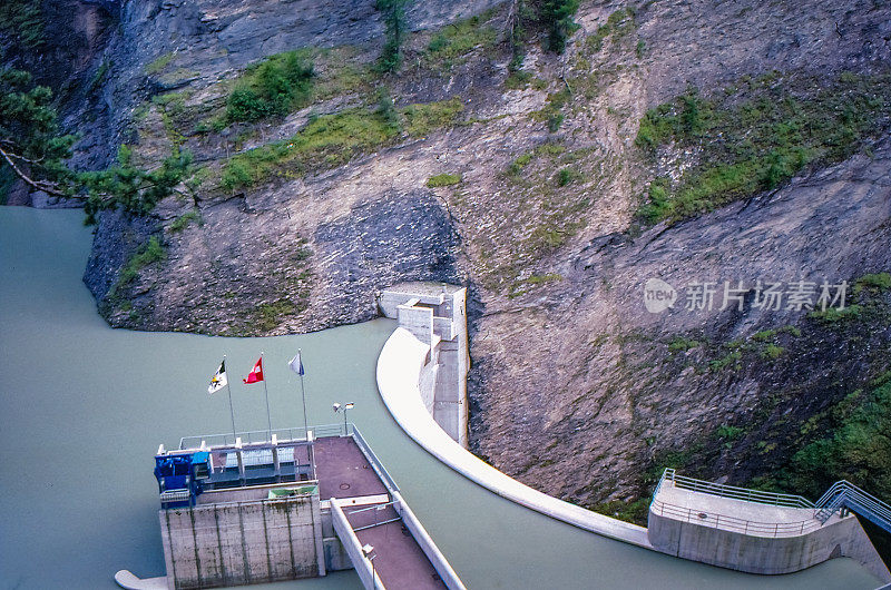 古董照片和老复古复古风格正片扫描，80年代水坝视图，瑞士