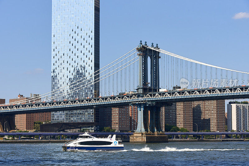 纽约渡轮经过曼哈顿大桥和曼哈顿广场一号