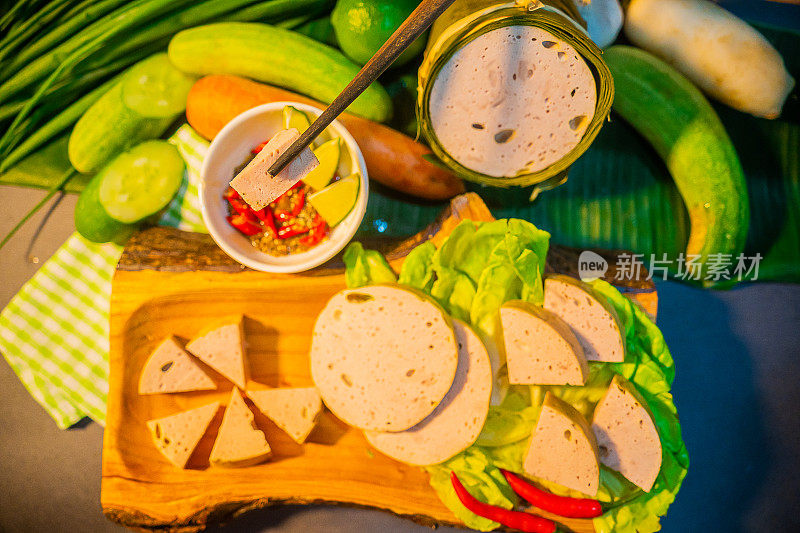 传统的越南食物，猪肉香肠或猪肉腊肠，配以胡椒、柠檬和盐酱，颜色鲜艳
