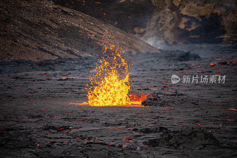 冰岛fagradalsjall火山的熔岩喷泉