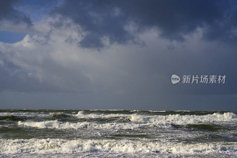 海浪拍打着瓦登海区特克塞尔岛的海滩