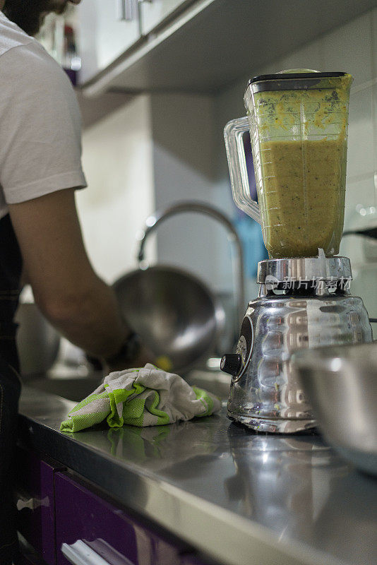 一名男子正在为他为客人准备的秘密晚餐准备零食