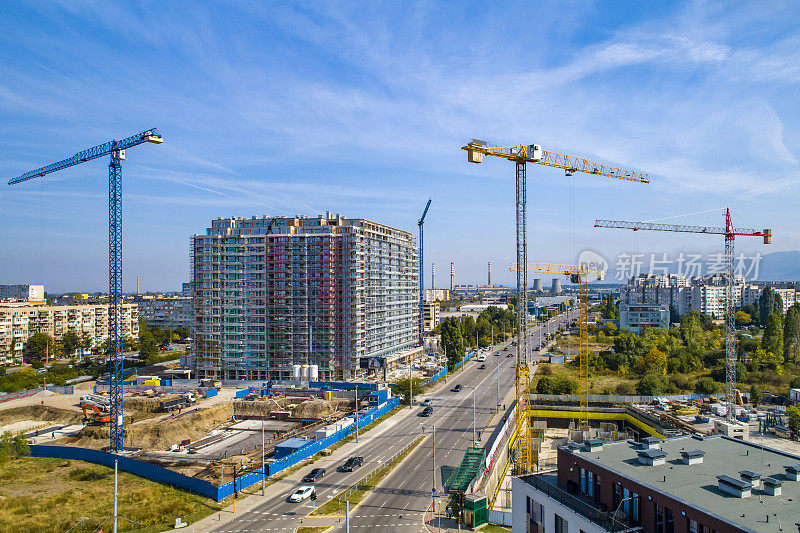 保加利亚索菲亚的工业建筑起重机和建筑。施工现场及施工机械鸟瞰图。无人机视点