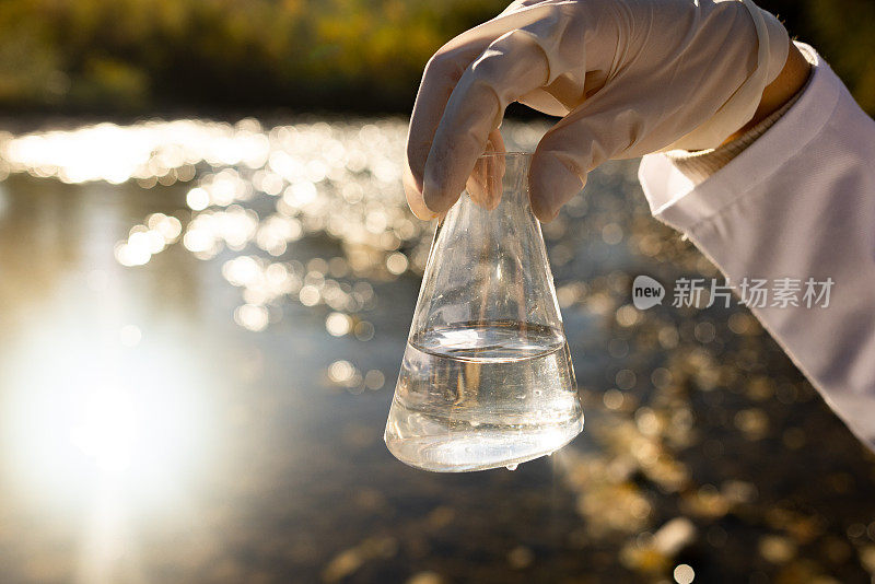 科学家检查水质