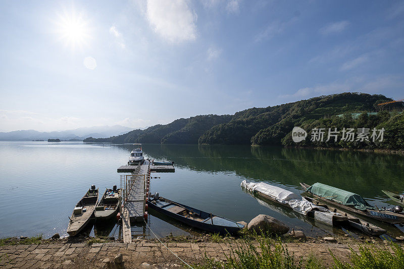 中国杭州千岛湖旁的游艇