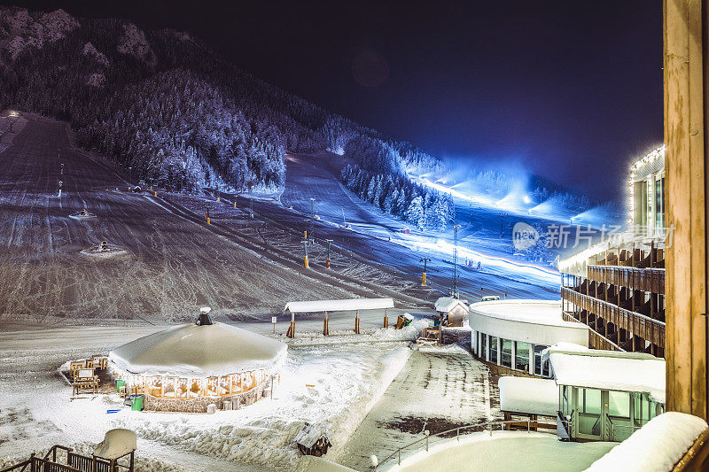 夜间的高山滑雪胜地