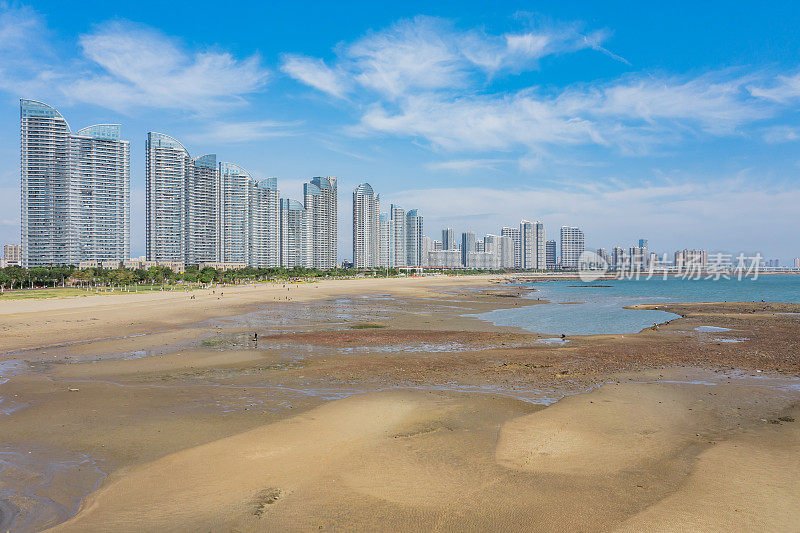 蓝天白云下的海边高端住宅