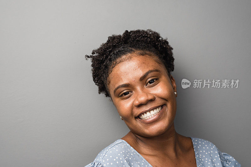 一个微笑的年轻黑人妇女的肖像
