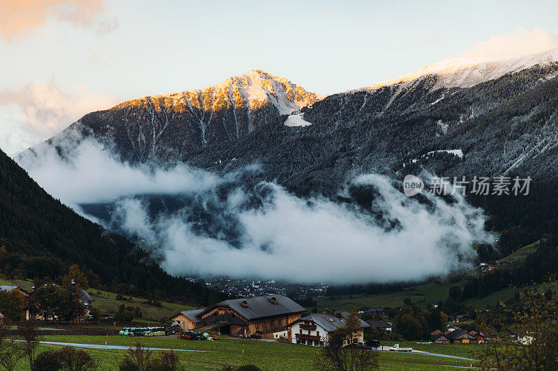 阿尔卑斯白云石山脉的秋季日出