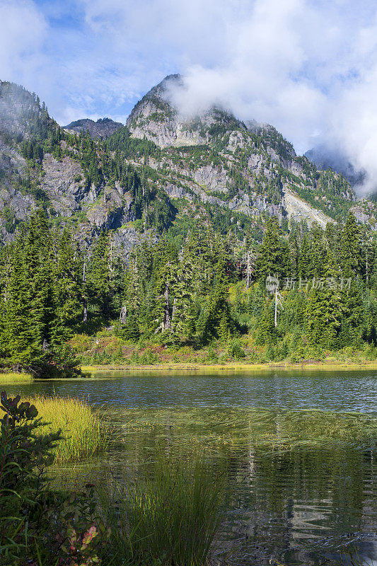 画湖的山景