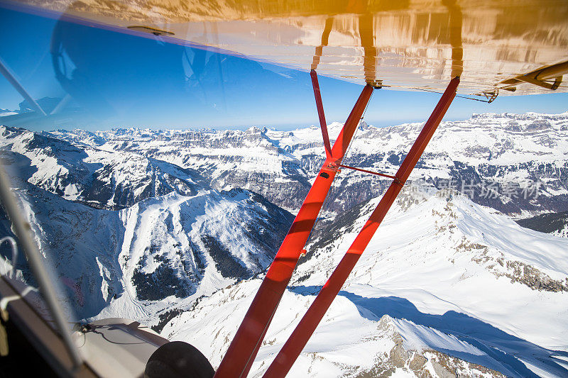 乘坐老式飞机飞越瑞士阿尔卑斯山