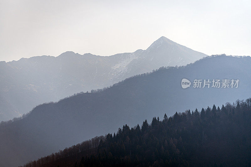 意大利阿尔卑斯山，皮埃蒙特，瓦莱西亚:山脉轮廓