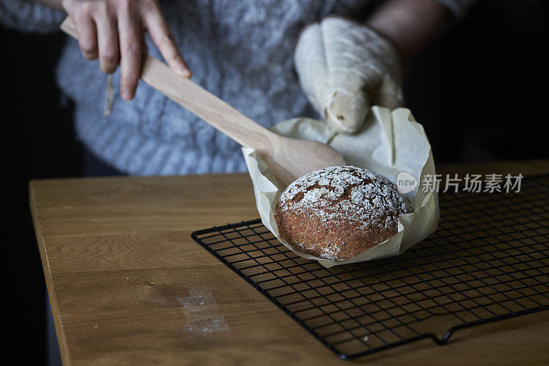 新鲜出炉的黑麦面包在冷却架上