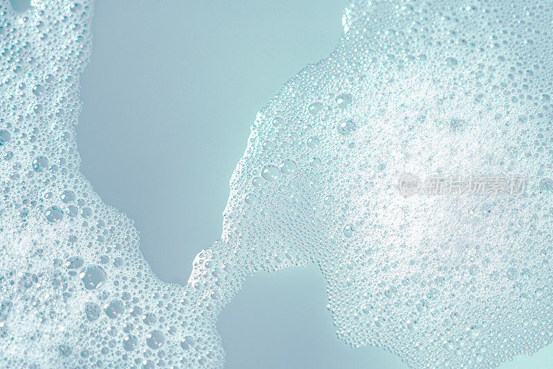 白色泡沫背景在热水浴缸