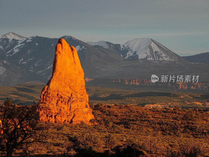 日落时的尖峰和拉萨尔山脉。拱门国家公园