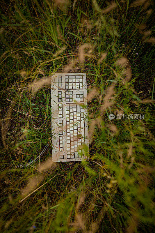 废弃损坏的键盘