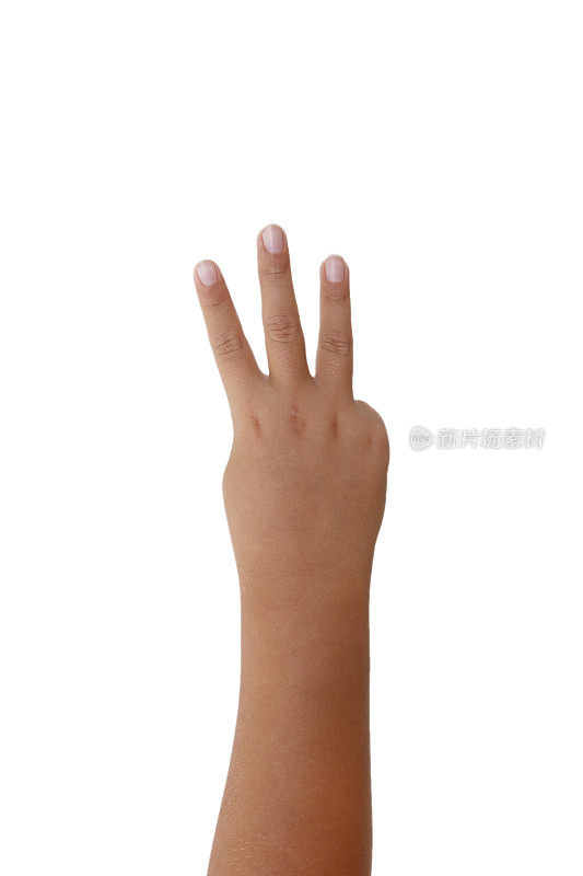 在白色孤立的背景上，露出三根手指的小孩的手