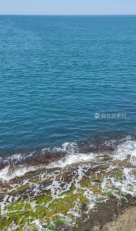 海浪拍打着海岸