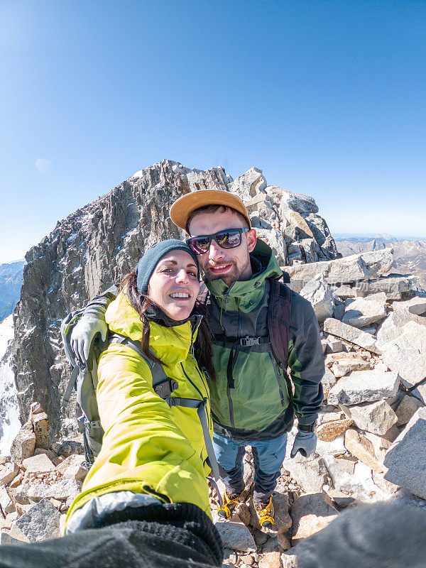 登山者在山顶上自拍