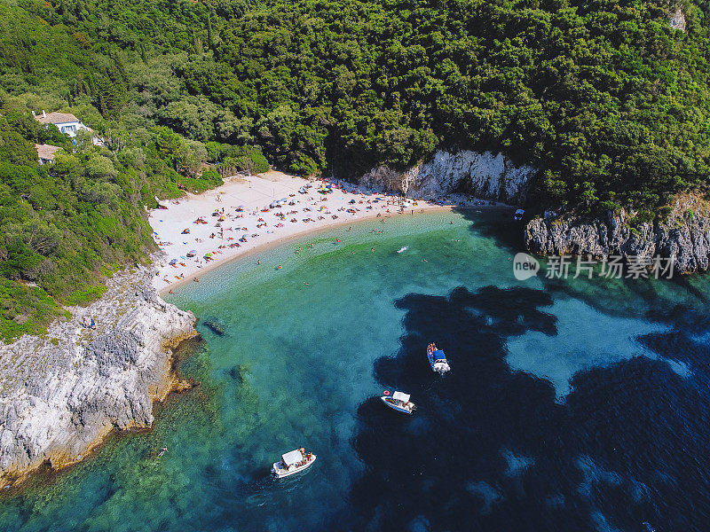 鸟瞰希腊利亚帕斯科孚岛的罗维尼亚海滩