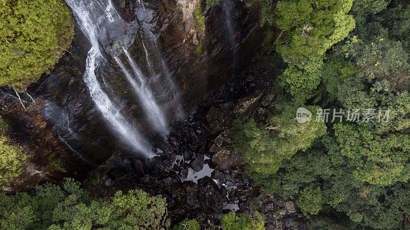 无人机拍摄到瀑布顶端流入峡谷的戏剧性画面