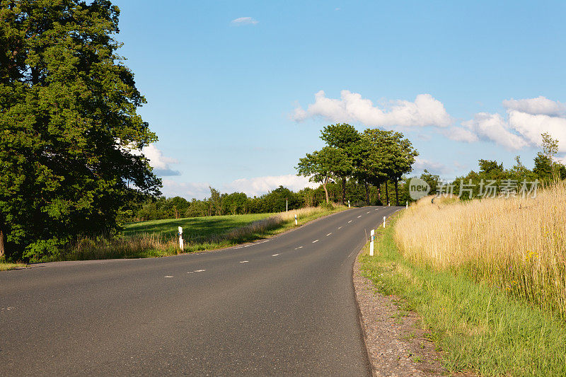 德国乡村的乡村公路