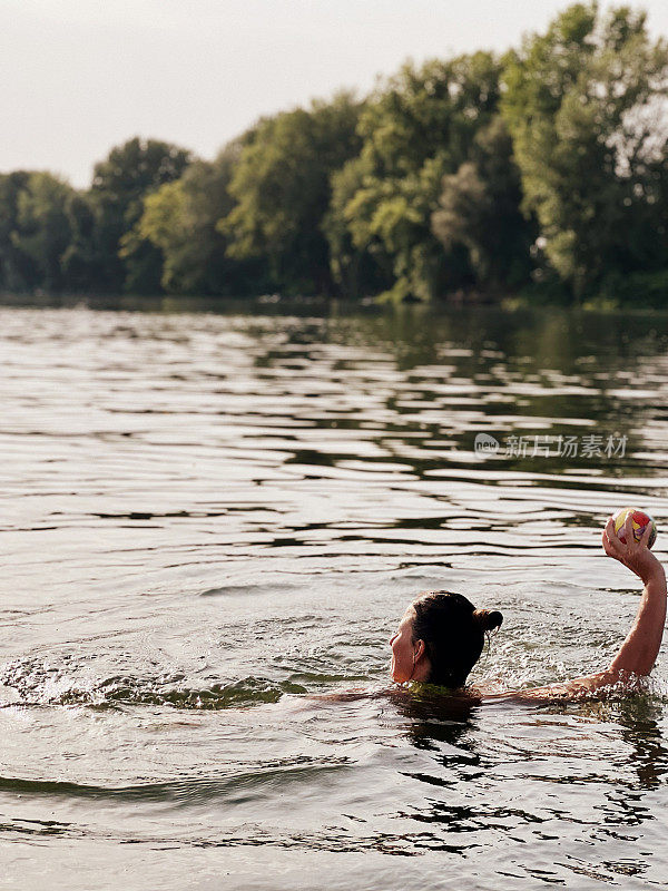 女子在河里打排球