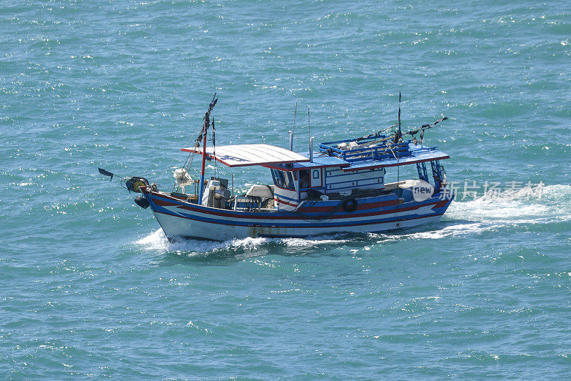 巴西布济奥斯附近的一艘拖网渔船