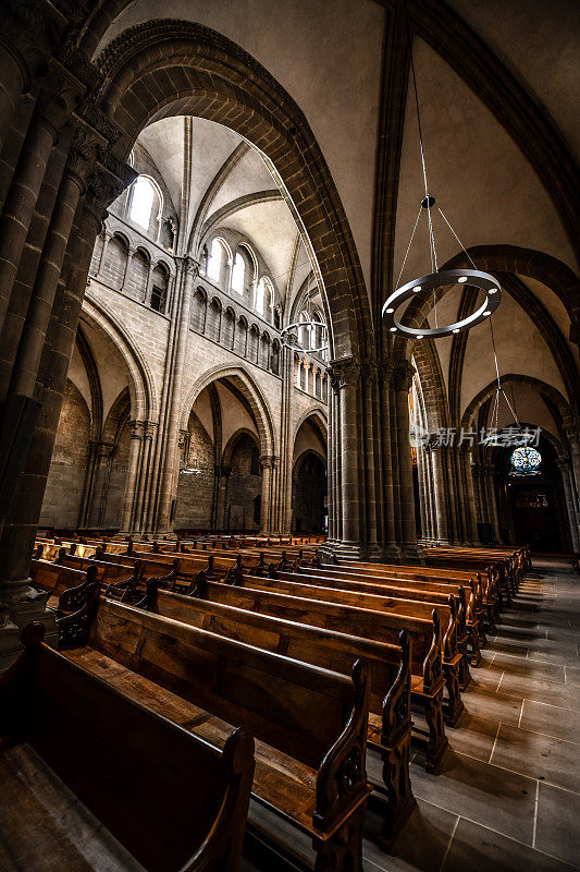 瑞士日内瓦圣皮埃尔大教堂的木排长凳