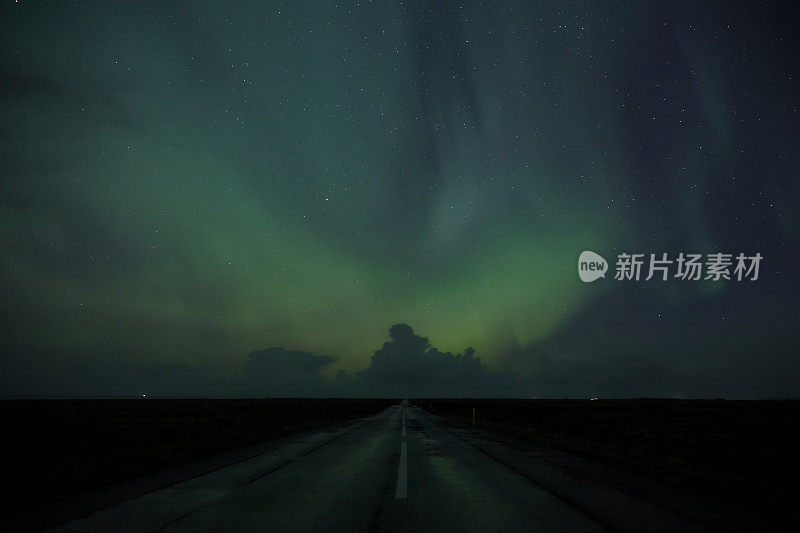 冰岛南部的夜空中有北极光