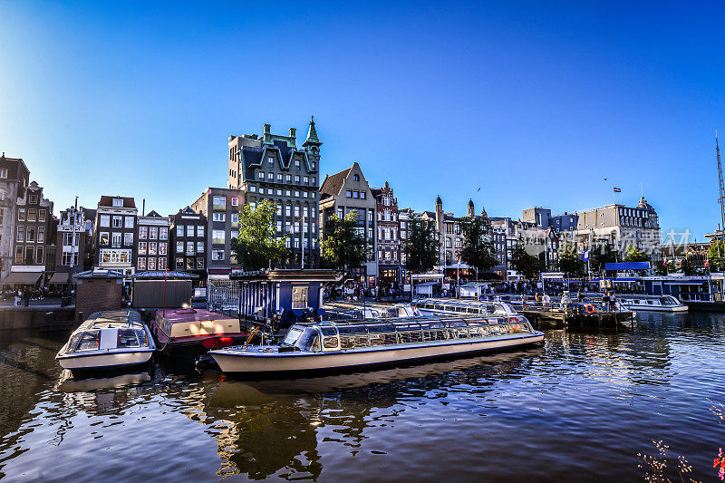 荷兰阿姆斯特丹运河码头上俯瞰游艇的房子