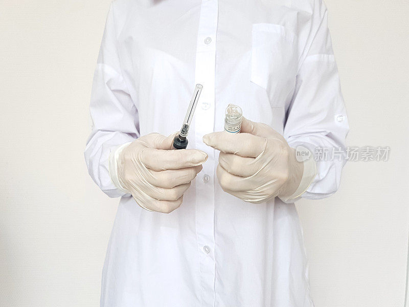 医生用手套拿着疫苗和注射器。接种疫苗。注射预防疾病。医学概念。