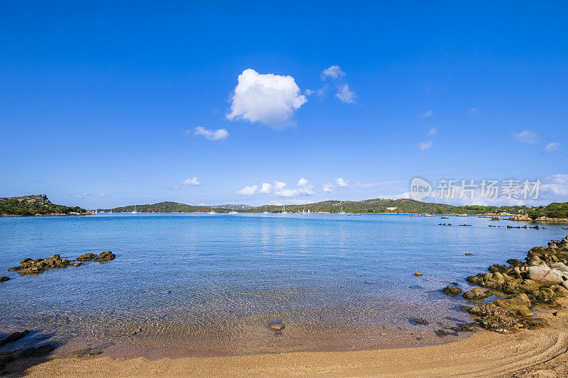 撒丁岛马达莱纳群岛南卡普里拉的海滨景观