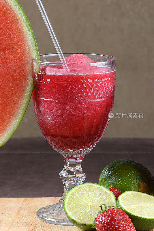 天然草莓西瓜红果汁，柠檬鲜果饮品。含酒精的