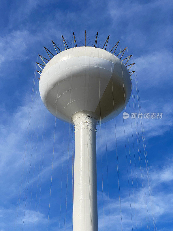 新建成的水塔被画在蓝天白云的衬托下