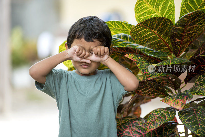 亚洲幼童用手遮住眼睛