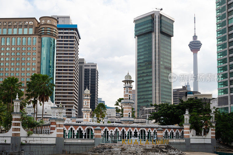 马来西亚吉隆坡，贾默克清真寺以现代摩天大楼为背景