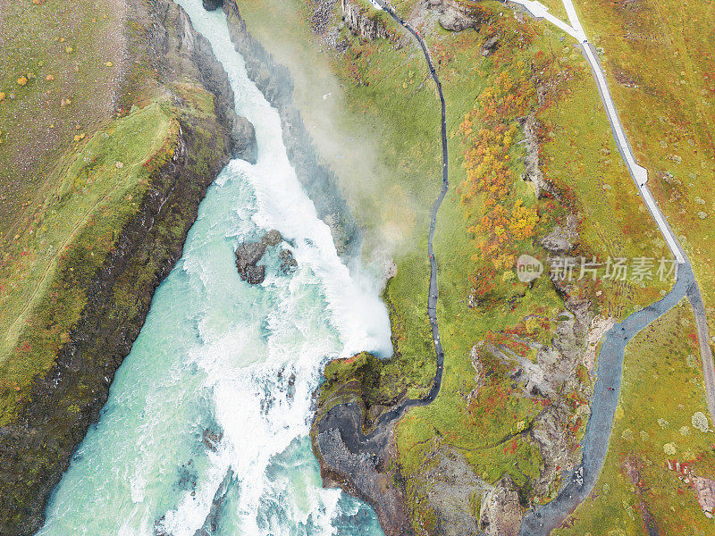 鸟瞰瀑布Gullfoss和它充满活力的秋天的颜色