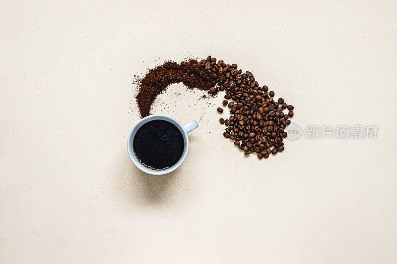 由咖啡豆、咖啡粉和咖啡杯组成