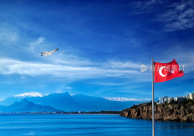 安塔利亚市景与土耳其国旗